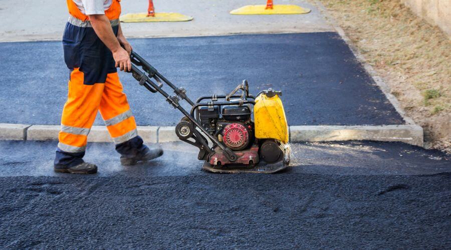 Professional gutter cleaning in Earlville, IA